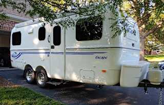 21-ft Escape camper perfect for families - couples