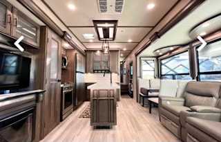 **Clean and Modern 2022 Grand Design Solitude**